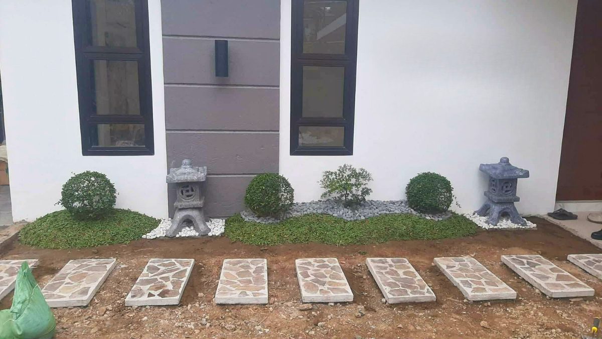 Front yard with stone lanterns and stepping stones