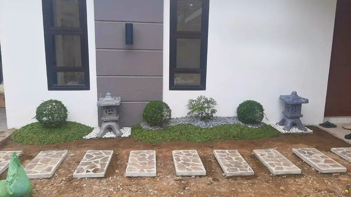 Front yard with stone lanterns and stepping stones