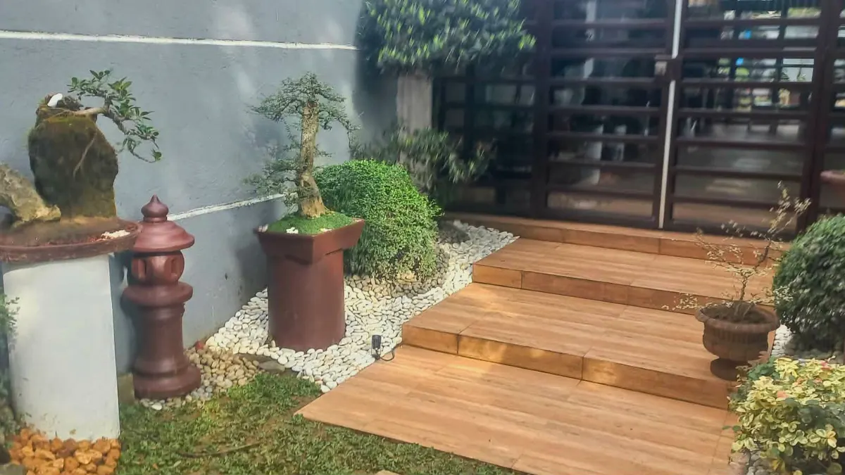 Modern front yard with pathway lighting